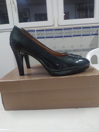 Zapatos La Argentina tacón charol gris verde