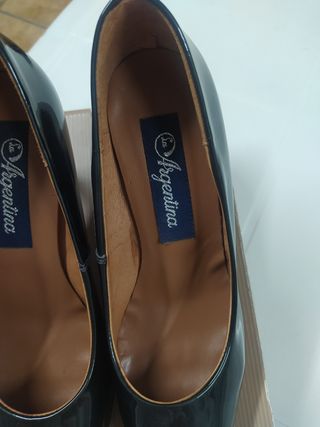 Zapatos La Argentina tacón charol gris verde