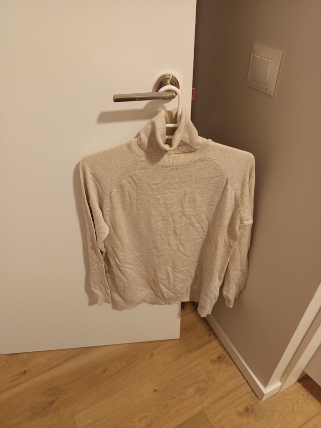 Suéter beige de cuello alto