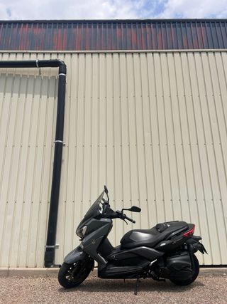 Yamaha XMAX 400 MomoDesign. (HZG-2014)Moto Scooter