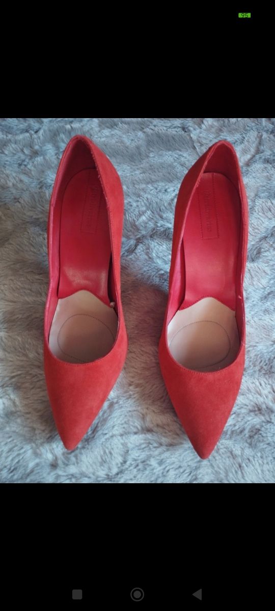 Estiletos rojos de gamusina