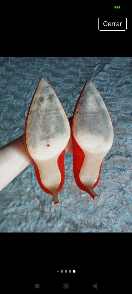 Estiletos rojos de gamusina