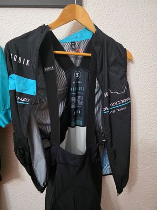 Abbigliamento ciclismo premium Gobik taglia S, M