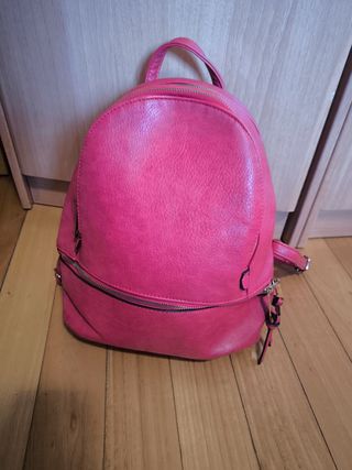 Mochila polipiel en rojo con multiples bolsillos