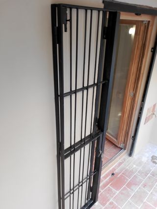 Verjas y puertas de hierro.