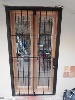 Verjas y puertas de hierro.