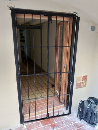 Verjas y puertas de hierro.