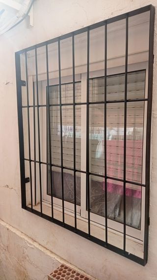 Verjas y puertas de hierro.