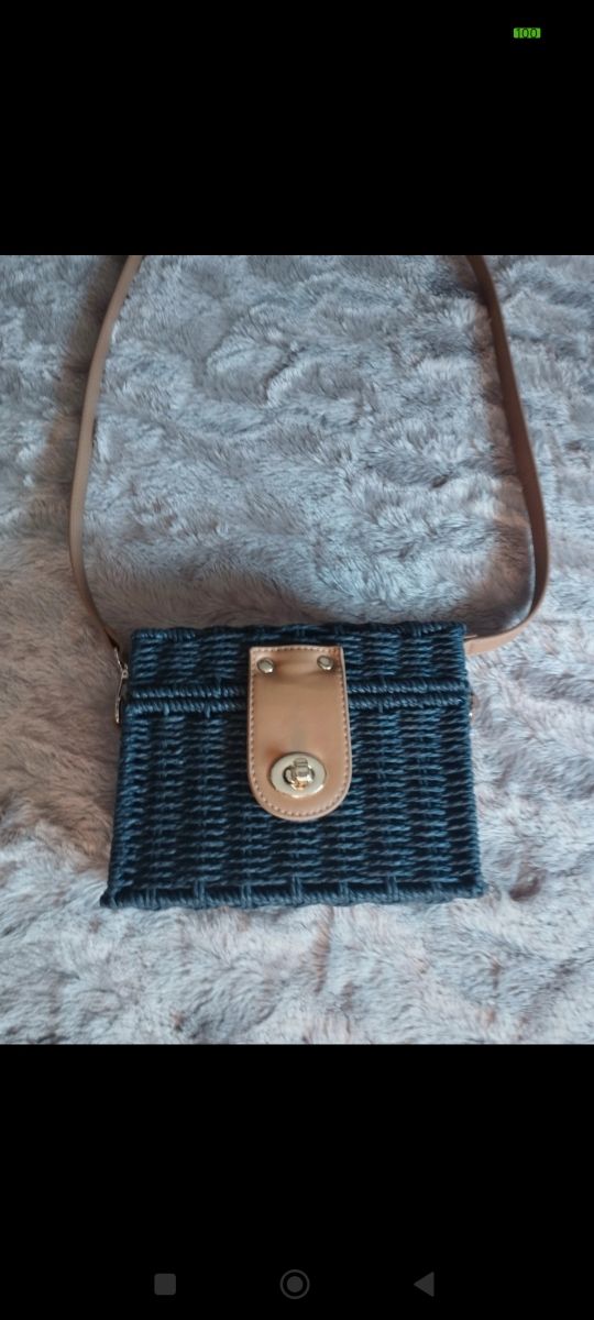 Bolso estilo cofre de mimbre