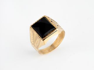 sello oro 18k con piedra con onix