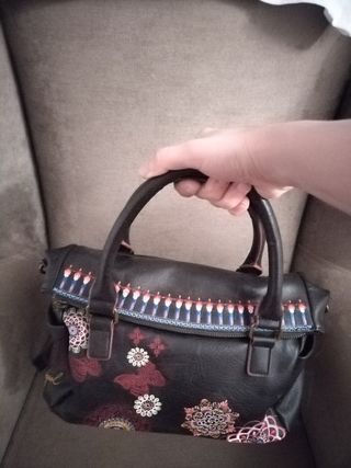 Bolso negro y multicolor