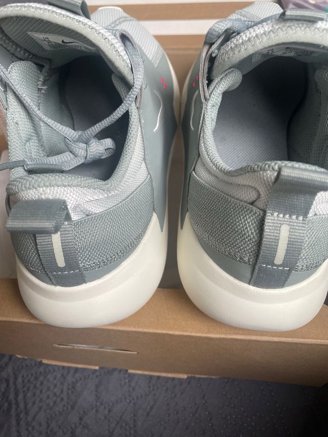 Zapatillas Nike gris talla 40 Nuevas. Precio 65€