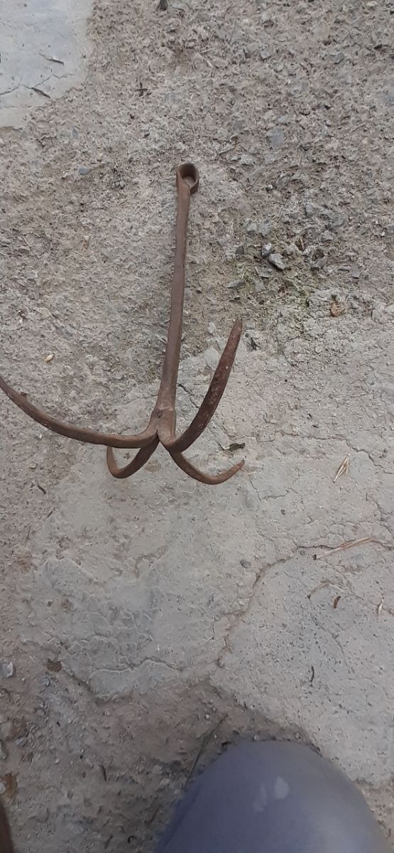 Gancho antiguo de 4 puntas