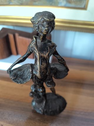 Escultura bronce niño pescador
