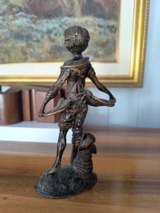 Escultura bronce niño pescador