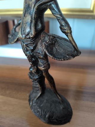 Escultura bronce niño pescador