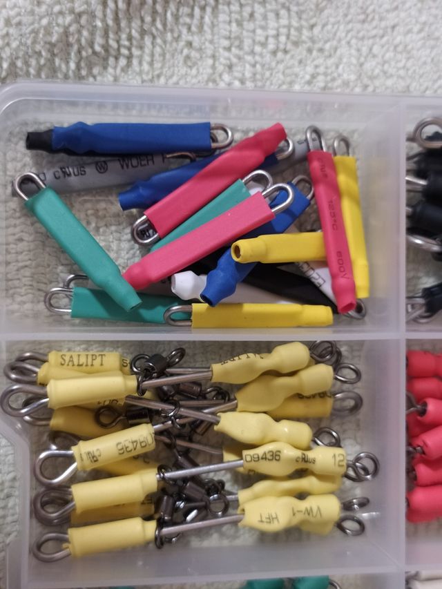 Caja con 80 urfes y 21 grapas para surfcasting