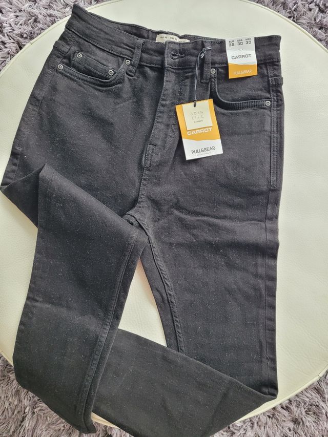 Vaqueros Pull&Bear Carrot negros, talla 38