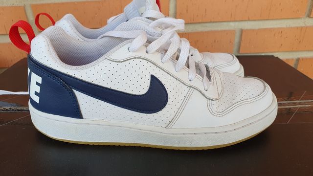 Zapatillas Nike blancas y azules