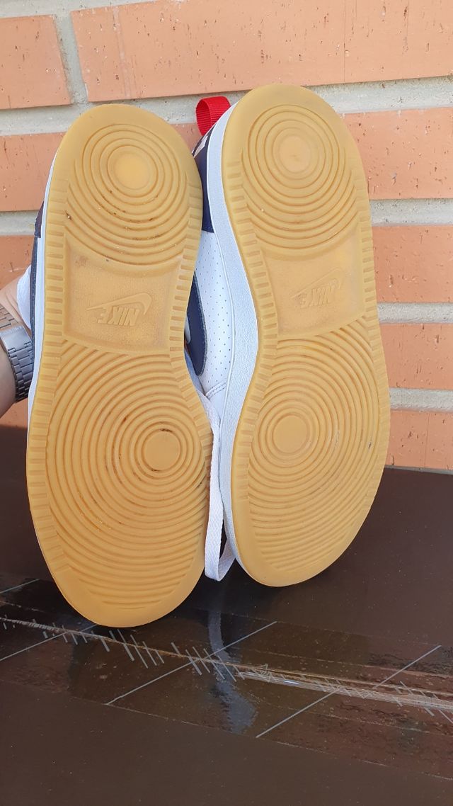 Zapatillas Nike blancas y azules