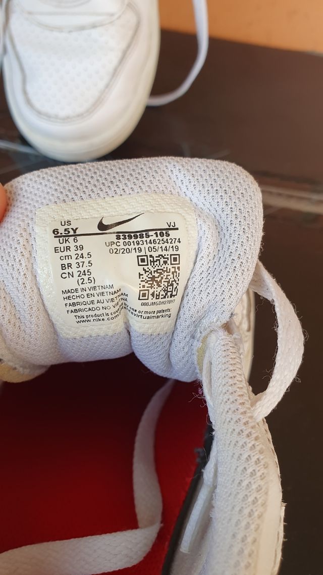 Zapatillas Nike blancas y azules