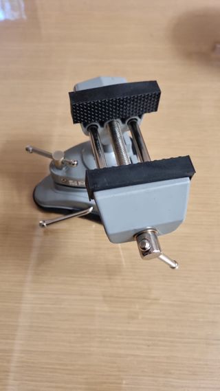 Morsa da banco orientabile 70mm