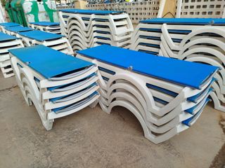 Tumbona Grosfillex en Resina y Tela Azul.