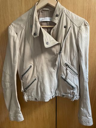 Cazadora cuero Zara beige talla M pequeña