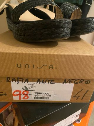Sandalias negras Unisa ante y rafia