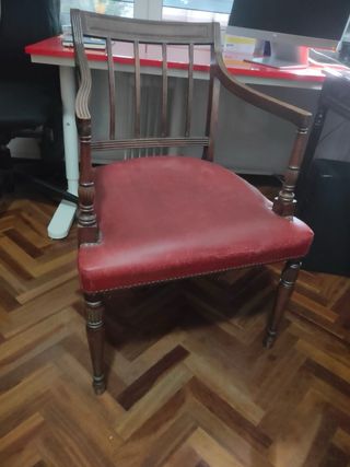Escritorio antiguo de madera y cuero