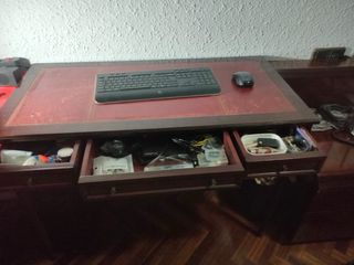 Escritorio antiguo de madera y cuero
