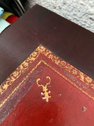 Escritorio antiguo de madera y cuero