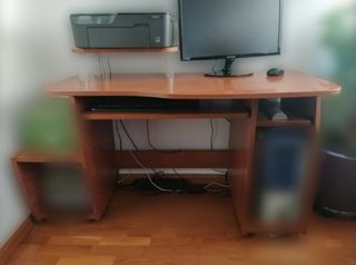 Escritorio PC en buen estado.