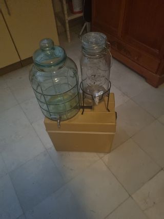 Nevera portátil + jarras agua