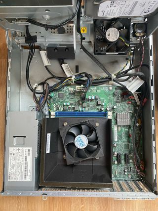 2 PCs HP y Lenovo ThinkCentre monitores