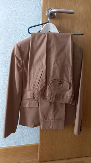 Traje chaqueta y pantalón señora marron camel