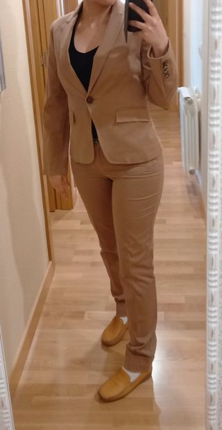 Traje chaqueta y pantalón señora marron camel