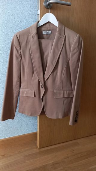 Traje chaqueta y pantalón señora marron camel