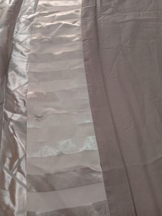 Edredón gris-plata aterciopelado con 4 cojines