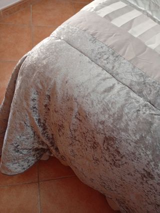 Edredón gris-plata aterciopelado con 4 cojines