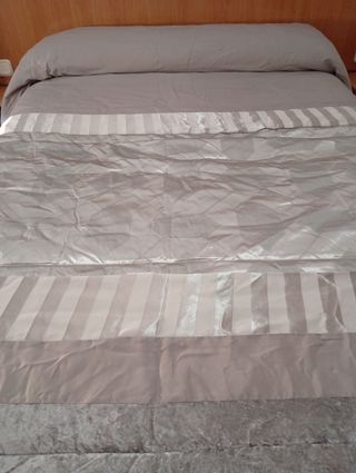 Edredón gris-plata aterciopelado con 4 cojines