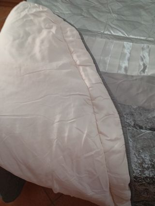 Edredón gris-plata aterciopelado con 4 cojines