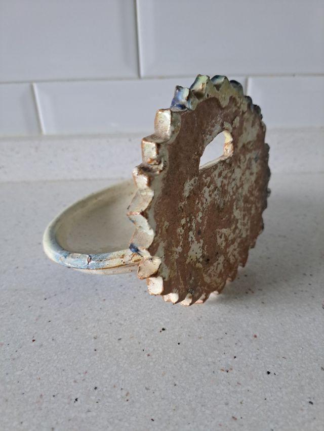 Antigua benditera de cerámica vidriada