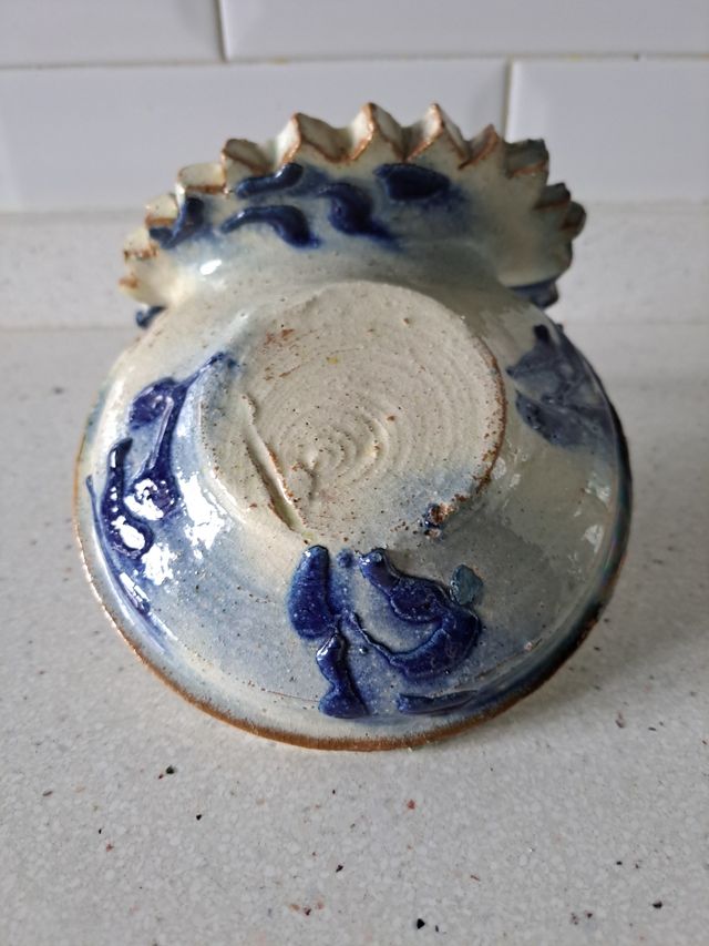 Antigua benditera de cerámica vidriada