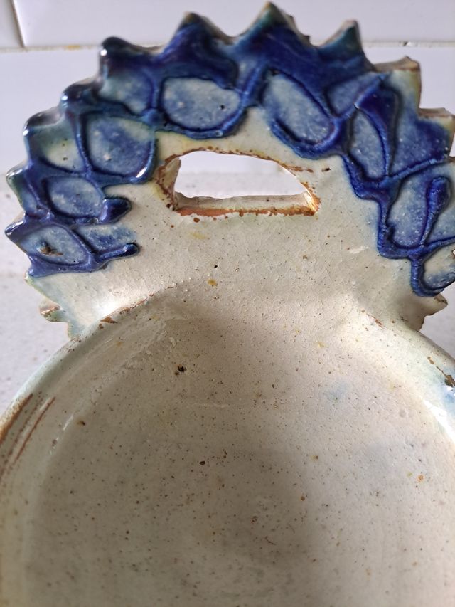 Antigua benditera de cerámica vidriada