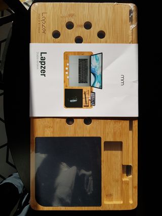 Escritorio de bambú LAPZER sin abrir.