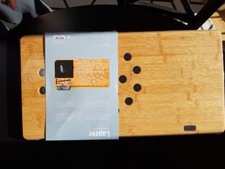 Escritorio de bambú LAPZER sin abrir.