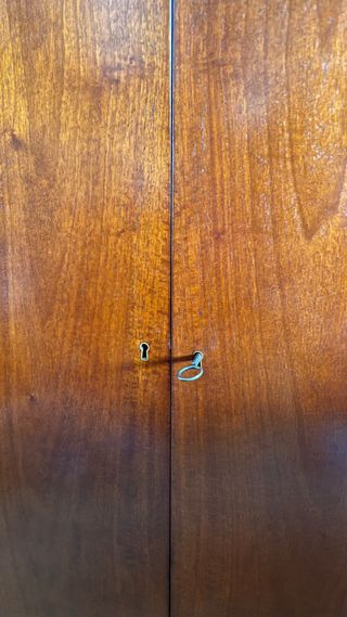 Librero madera nogal, 3 estantes y armario.