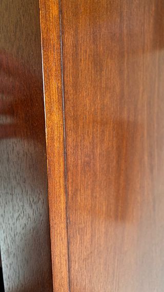 Librero madera nogal, 3 estantes y armario.