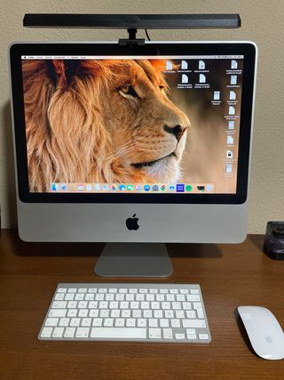 Mobiliario de Oficina  y ordenador de sobremesa .